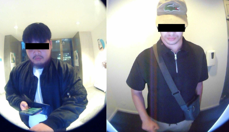 Desítky tisíc korun vybrali podvodem neznámí muži z bankomatů. Hledá je policie