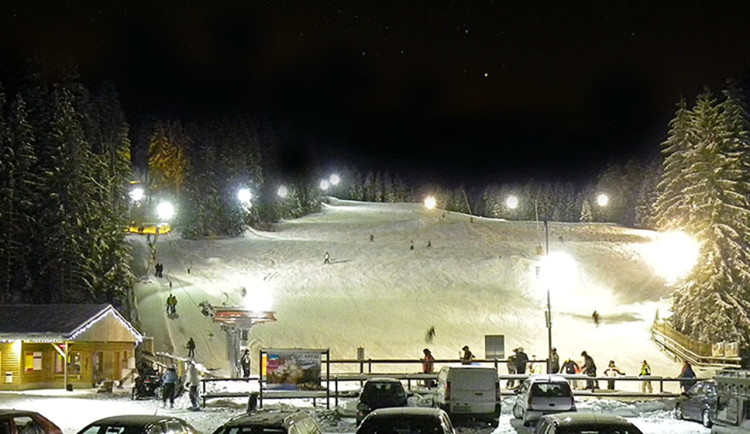 Areál Skipot v Potůčkách na Karlovarsku zahájil sezonu večerním lyžováním