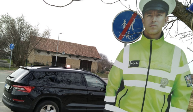 Dřevěný policista zmizel beze stopy. U silnice nevydržel ani dva měsíce