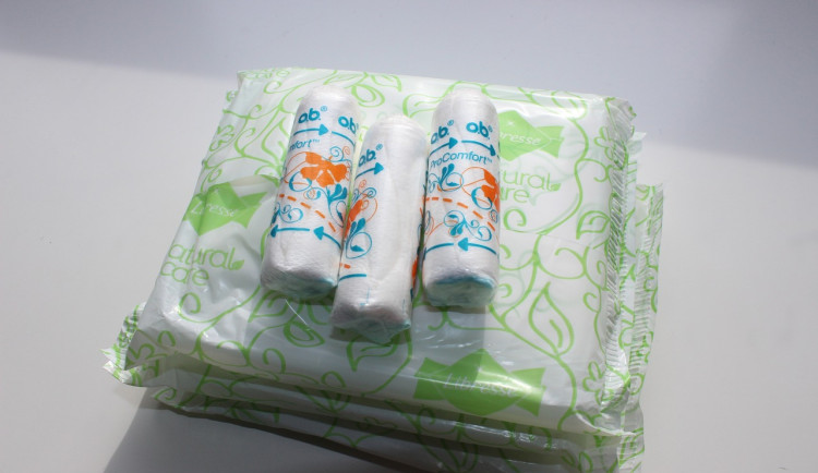 V pražských školách budou menstruační potřeby zdarma pro žákyně i učitelky