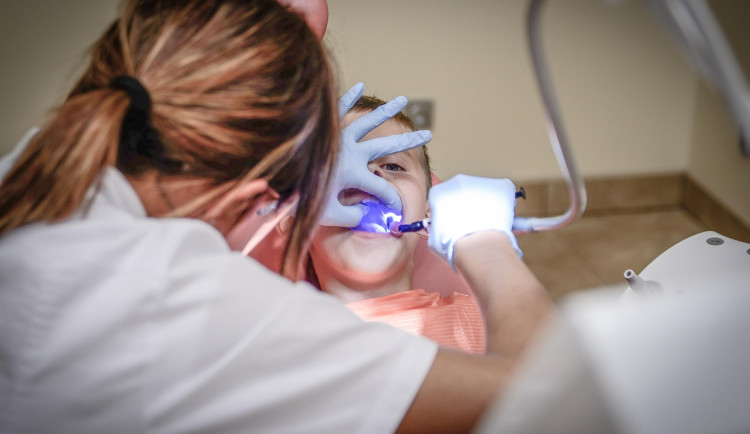 Pojišťovny zaplatí od ledna u zubařů novinky: bílé plomby i ošetření kanálků