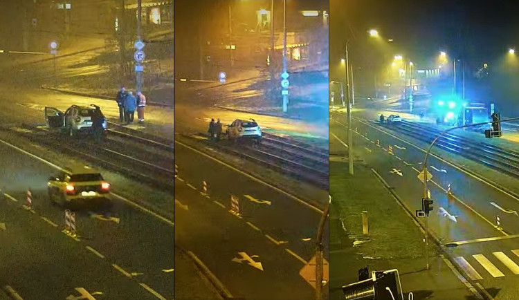 Senior beznadějně uvízl s Dacií v tramvajovém kolejišti. A nebylo se čemu divit