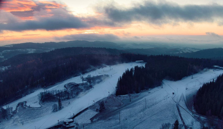 Zima začíná. V Jeseníkách se rozjedou první vleky, lyžovat se bude v Branné a v Karlově