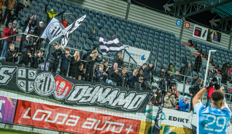 Cizinecká policie v kabině fotbalového Dynama. Pět hráčů muselo k výslechu