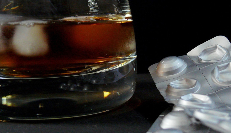 Zfetovaná dívka se v Brně plazila po autech a napadla strážníka. Skončila v léčebně