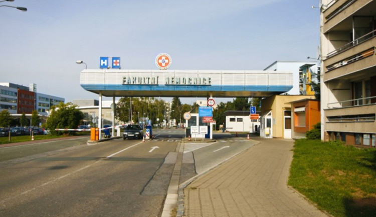 Hlavní brána hradecké nemocnice je ode dneška průjezdná oběma směry