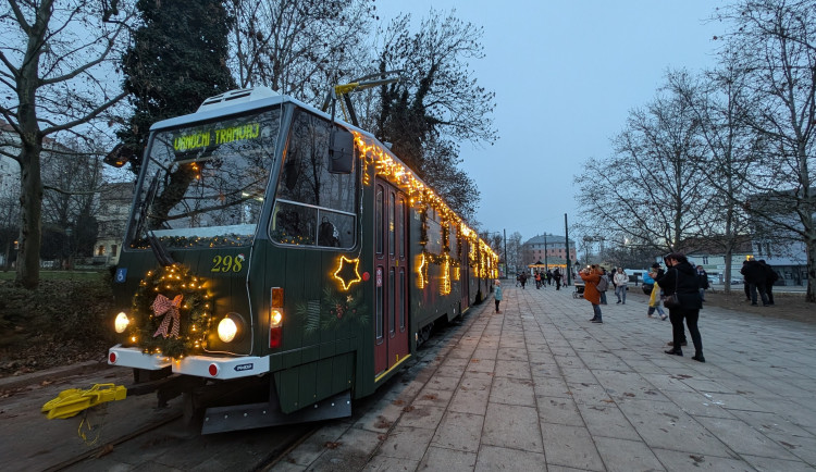 ANKETA: Jak se vám líbí radikální proměna vánoční tramvaje? Známkujte jako ve škole