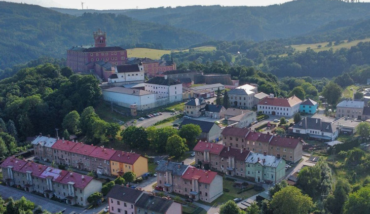 Vyšel z Mírova a znovu vraždil. Recidivista ubodal přítelkyni