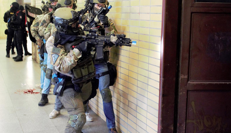 VIDEO: Známého zastřelil v paneláku v Přerově. Velmi nebezpečný pachatel měl náskok