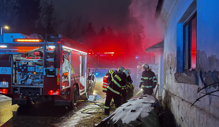 Ranní požár v Rychnově u Jablonce. Hasiči zachránili muže i kočky a psa