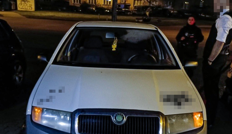 Mladík a čerstvý držitel řidičáku si jel opilý pro kebab, vezl i kamarády