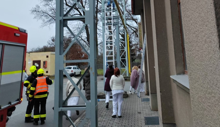 Pacient psychiatrické nemocnice vyšplhal na kovový sloup a odmítal slézt dolů