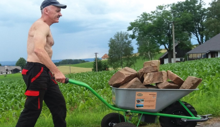 Fenomén Motúčko: Český nápad, který mění pravidla práce na zahradě i stavbě