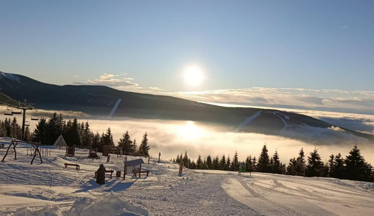 Lyže ani prkno neuklízejte, krkonošské sjezdovky jsou připravené i v týdnu