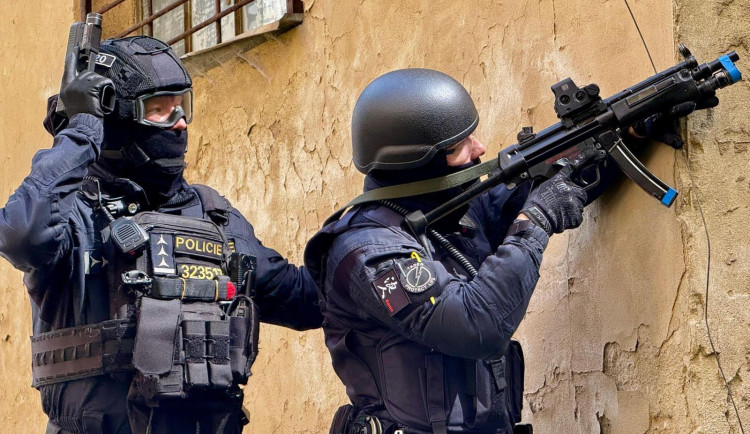 Obří úlovek. Policisté našli kilo kokainu, půl kila pervitinu, 20 kg konopí i zbraně