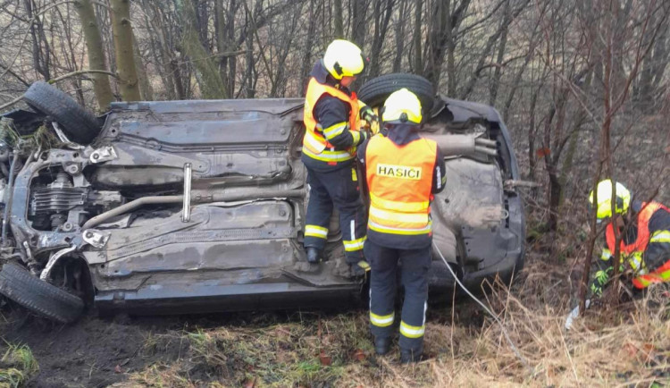 Po bouračce v příkopu a bez řidiče. Hasiče a policisty zaměstnal vůz ve Frýdštejně