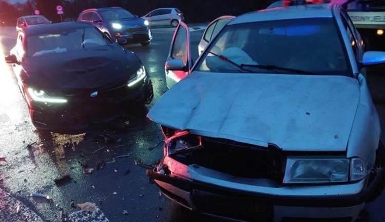 Škodou přes půl milionu skončila další nehoda na výpadovce na Pelhřimov