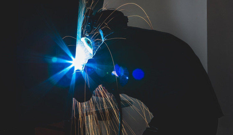 Český průmysl v říjnu mírně rostl, zakázky podpořily export