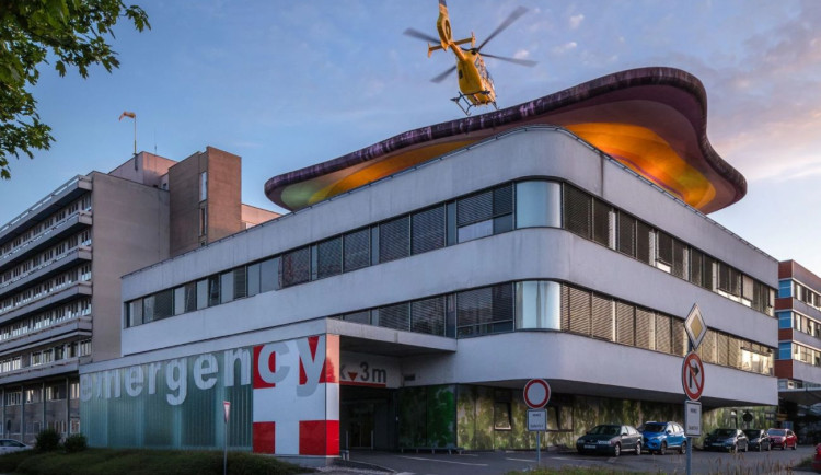 Hradecká fakultka bude zítra dvě hodiny bez proudu, doporučuje odložit návštěvy