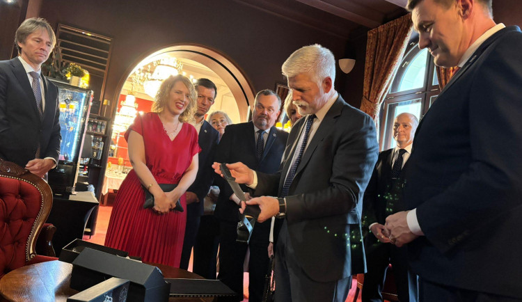 Dary pro prezidentský pár: autorské šperky, vánoční ozdoby i ručně kovaný nůž