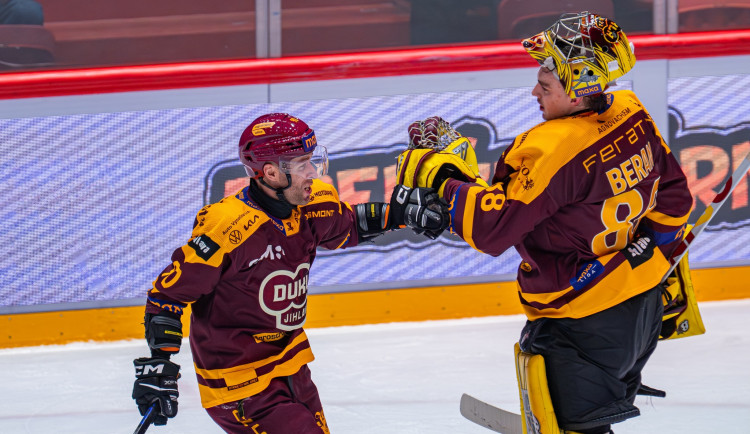 Dukla kvůli marodce odkládá zápas, přesto ji těší první místo a deset výher v řadě