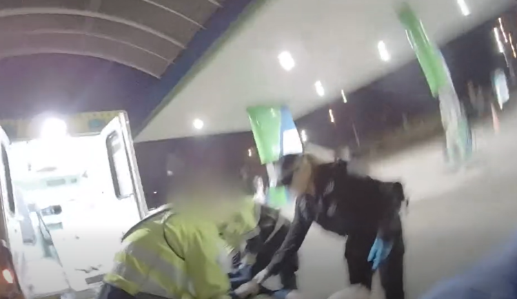 VIDEO: Intoxikovaný muž vypil na pumpě lahev vína bez placení. Skončil v nemocnici