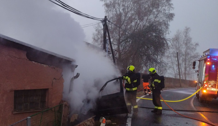 Auto narazilo v Černavě u Nejdku do domu, po nárazu začalo hořet