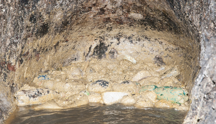 Pražské vodovody a kanalizace varují: použitý olej do kanalizace nepatří