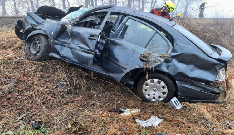 Na Pelhřimovsku se střetl motorový vlak s autem, zranila se jedna osoba