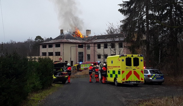 V Chebu hořel bývalý domov pro seniory, s plameny bojovali i hasiči z Německa