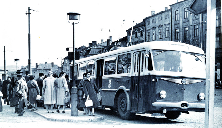 DRBNA HISTORIČKA: V trolejbusech v Jihlavě se kouřilo, jízda stála padesátník