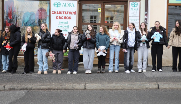 Když středoškoláci nejsou lhostejní. Napříč krajem pomáhají, kde je třeba