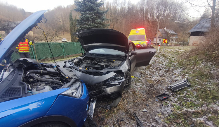 Čelní střet a pět zraněných. U nehody na Jesenicku zasahovali i hasiči z Polska