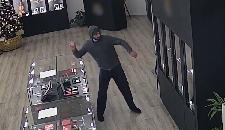 VIDEO: Zloděj ukradl v obchodě zlato za 4 miliony, vitrínu rozbil kamenem