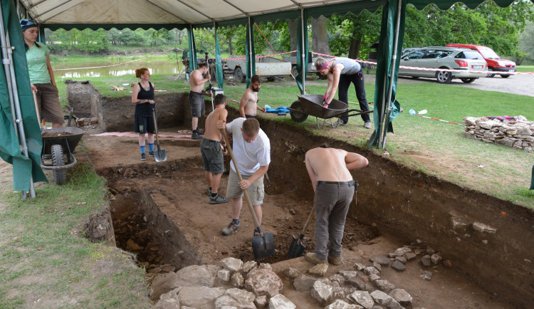 Archeologové z Brna hlásí objev na Pohansku. Určili místo brány pevnosti