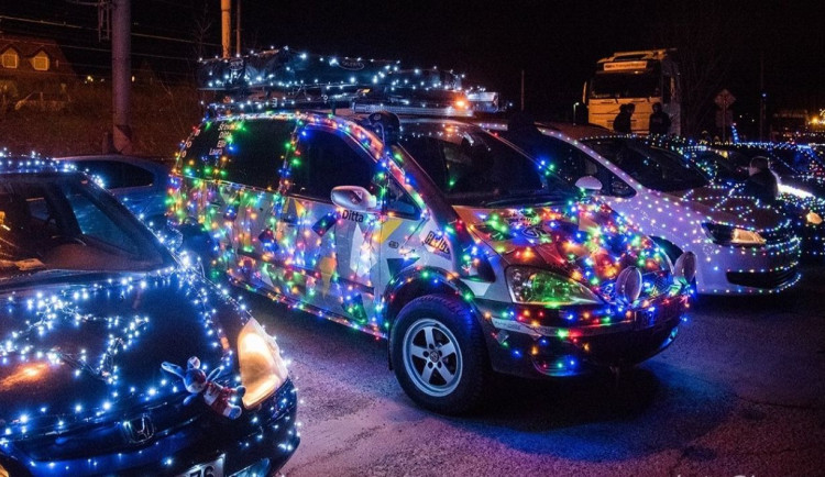 Spanilá jízda svítících automobilů se vrací. Tentokrát pojedou pro nemocnou Gábinu