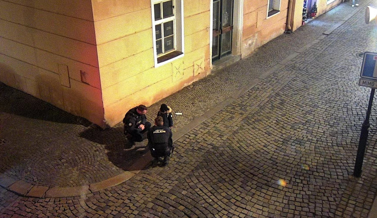 Dvouletý chlapec na ulici v Jihlavě volal babičku s dědou. Ti se obrátili na policii