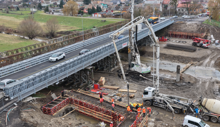Po provizorním mostu v Břeclavi jezdí přetížené kamiony, trápí silničáře
