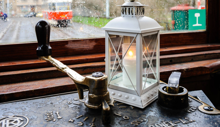 Betlémské světlo dnes rozzáří Prahu cestou v historických tramvajích