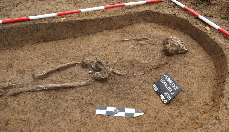 Modernizace trati přivedla archeology do Víceměřic. Objevili pohřebiště i pravěkou keramiku
