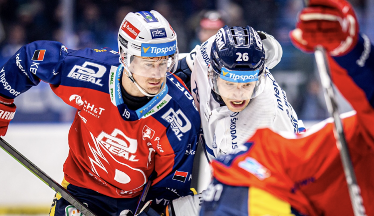 Hokejisté Pardubic vyhráli v Plzni těsně 2:1