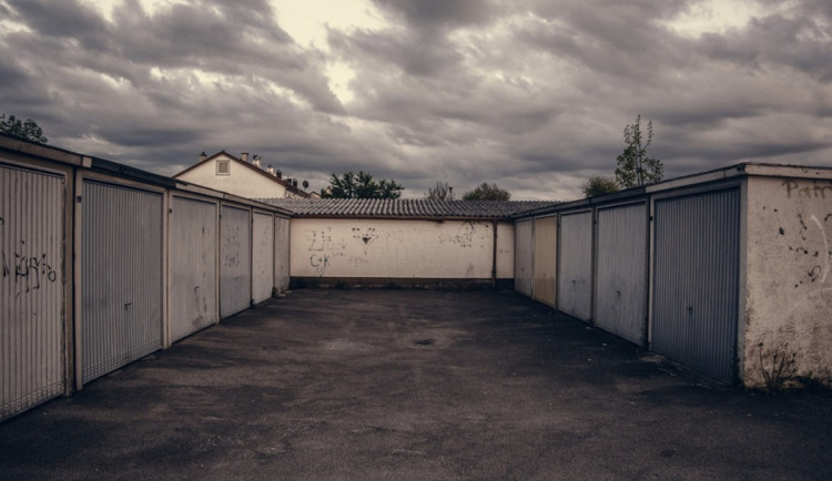 Jihlava začíná pronajímat místa před garážemi. Majitelé tam mohou parkovat svá auta