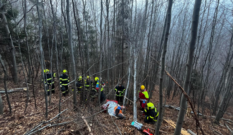 Obtížný zásah v lese. Zraněného muže vyprošťovali horští záchranáři i hasiči