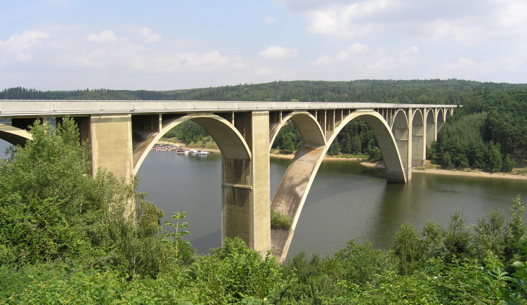 Z Podolského mostu chtěla skočit zoufalá žena. Zastavili ji náhodní svědci