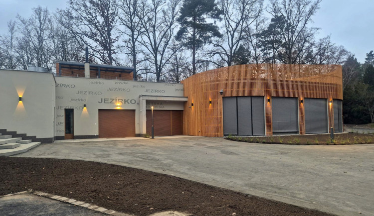 U Košuteckého jezírka stojí nový dům pro dětskou skupinu za 38,5 milionů