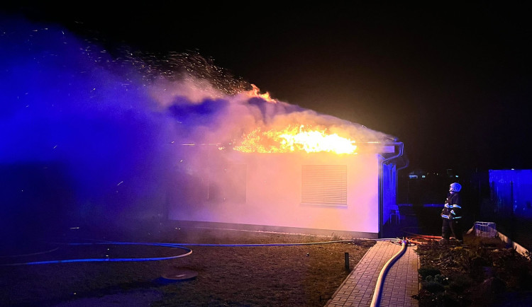 Požár vánočního stromku zničil rodinný dům v Chotovinách. Škoda půjde do milionů