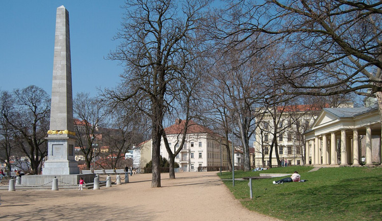 Na Boží hod surově zbili muže v Denisových sadech. Útočníky usvědčily kamery