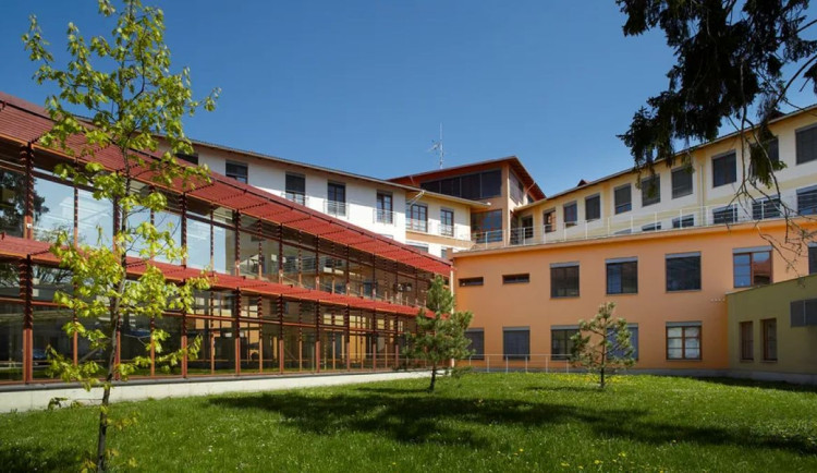 Chřipka odstřihla návštěvy v jičínské a novobydžovské nemocnici