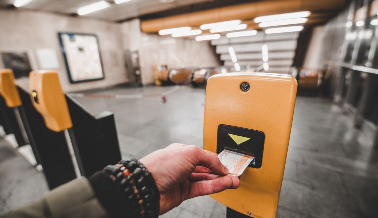 Vyšší pokuty a zákaz elektrokoloběžek v metru. Co se změní v pražské dopravě?
