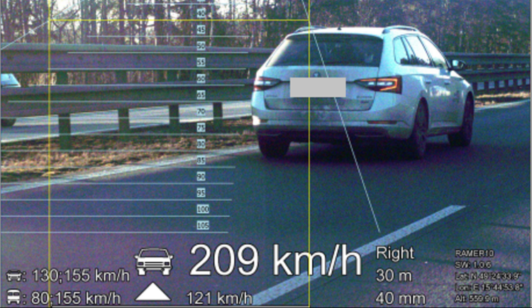 Tři řidiči jeli rychle a přišli o řidičák. Jeden se po D1 řítil rychlostí 209 km/h
